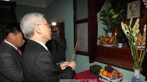 party leader offers incense to late president ho chi minh