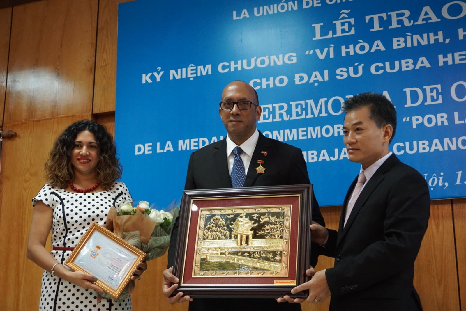 Medal for Peace and Friendship awarded to outgoing Cuban Ambassador