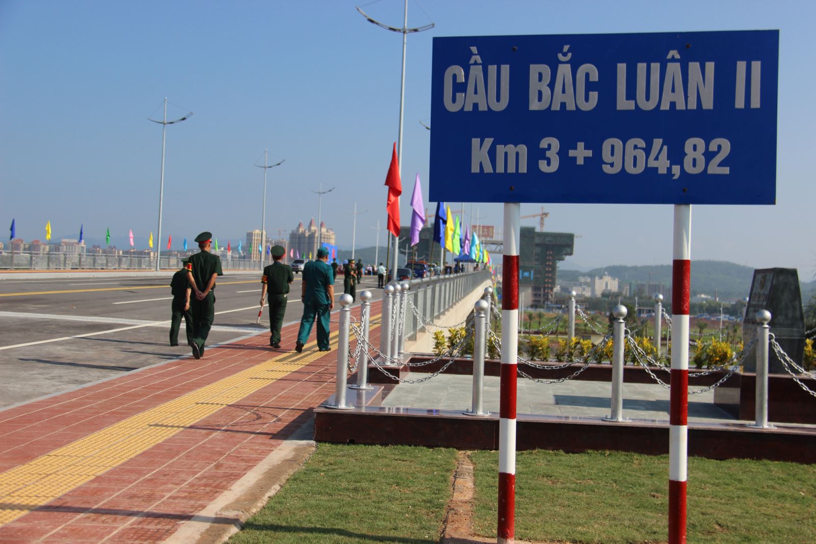 Bac Luan 2 ridge connecting Vietnam, China opens