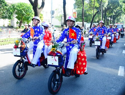 100 couples join mass wedding in hcm city