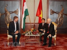 Party chief meets Hungarian Socialist Party Chairman