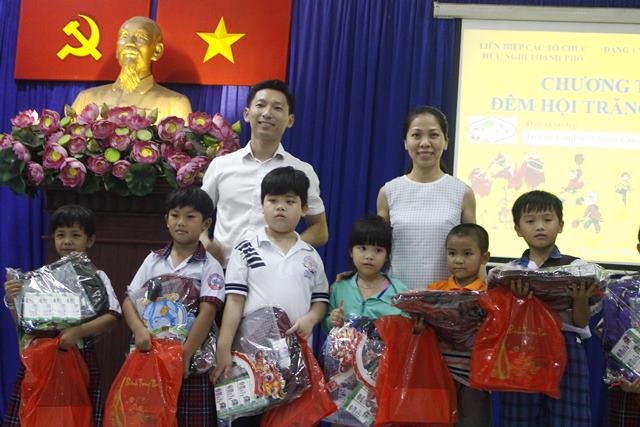 hufo 500 mid autumn festival gifts for poor children