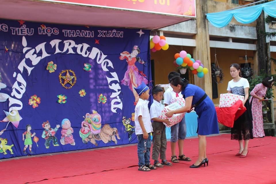 hai duong vietnam germany friendship association presents gifts to poor students