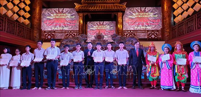 Thua Thien-Hue: Vallet scholarships presented to over 200 needy students