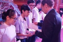 Thua Thien-Hue: Vallet scholarships presented to over 200 needy students