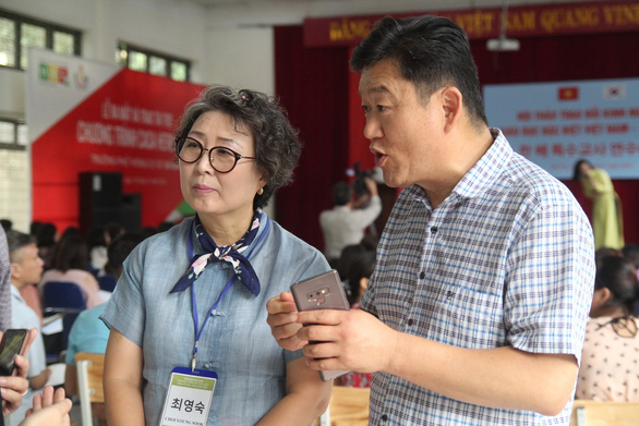 Korean couple spends retirement helping children with hearing impairment in Vietnam