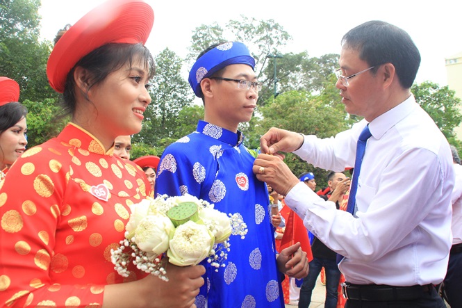 100 couples join group wedding in HCM city