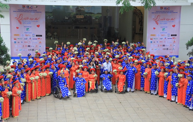 100 couples join group wedding in HCM city