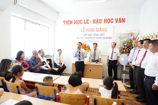 Vietnamese language course for young generations of OVs launched in Czech Republic