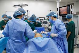worlds most advanced robotic surgery system performed in vietnam