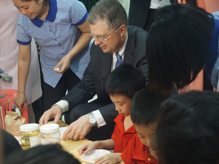 US Ambassador celebrates Mid-Autumn Festival with Vietnamese disabled children