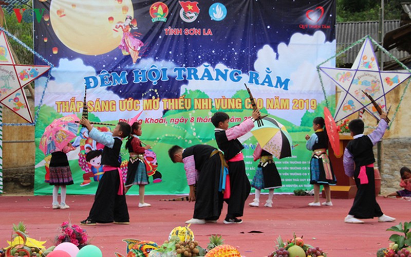 Ethnic children in mountainous region celebrate Mid-Autumn Festival early