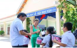 susanns help for children presents 1196 gift packages to poor students in khanh hoa