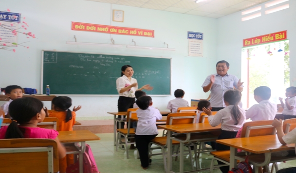 Susann’s Help for children presents 1196 gift packages to poor students in Khanh Hoa