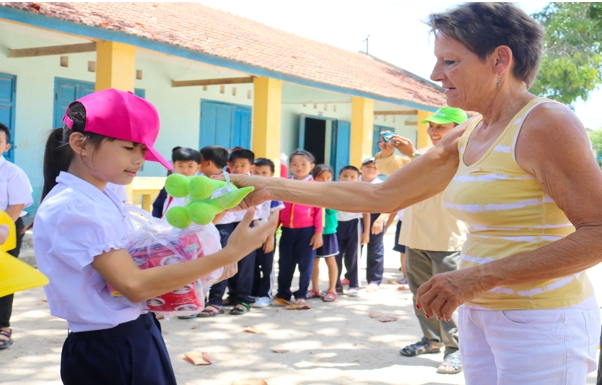 Susann’s Help for children presents 1196 gift packages to poor students in Khanh Hoa