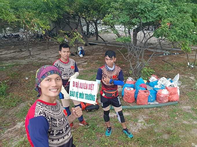 Teacher walks across Vietnam to spread environment message