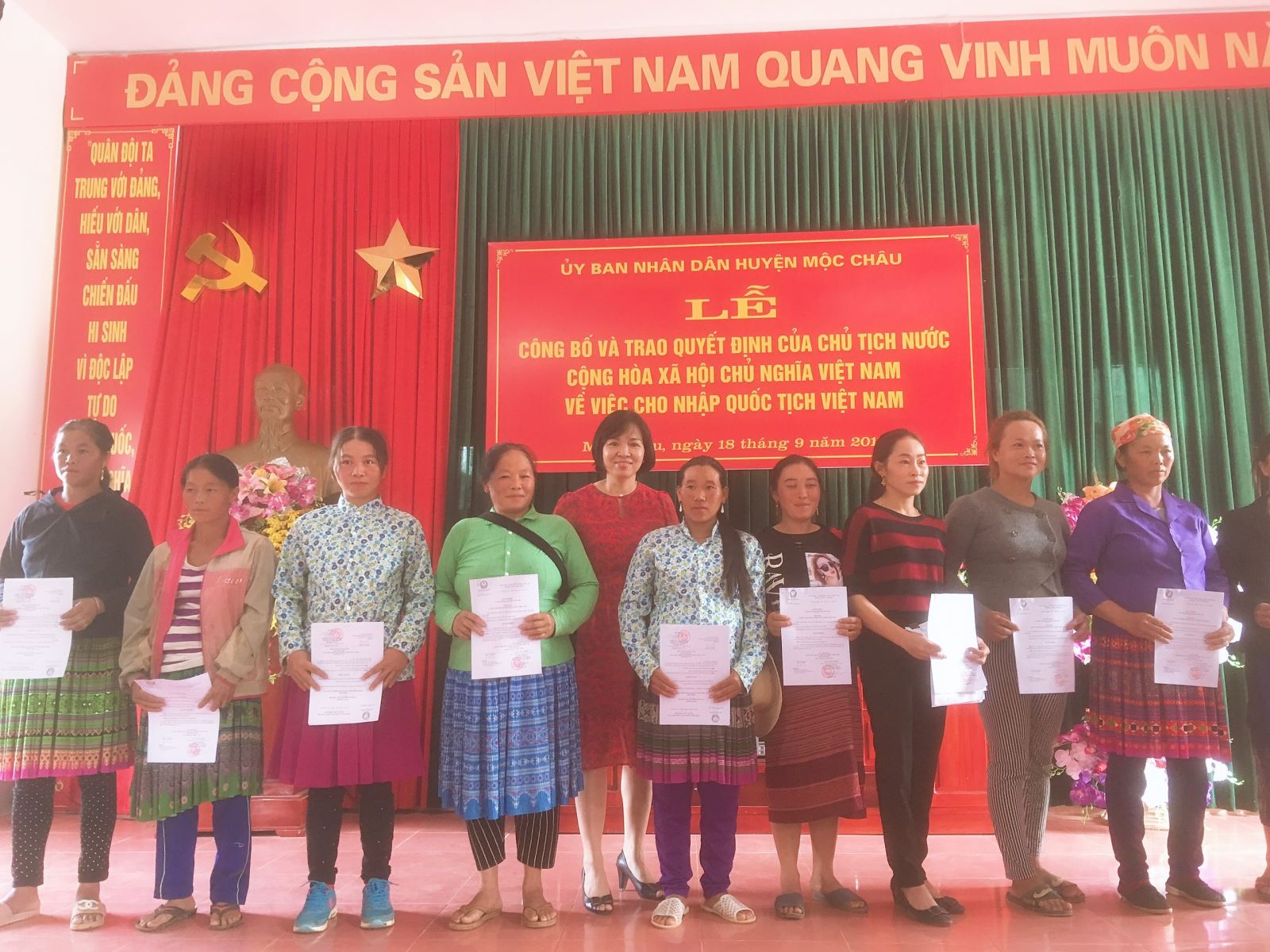 Son La: 88 Lao nationals granted Vietnamese citizenship