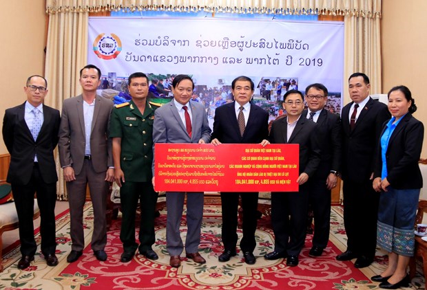 Vietnamese community in Laos donate over 25,000 USD for flood victims