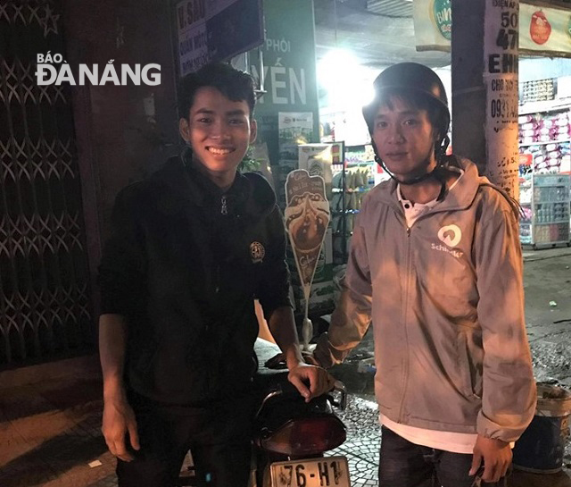 Kind-hearted young men offer free motorbike repair at all odd hours