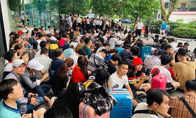 Vietnamese queue up for 30 hours in Singapore to buy iPhone 11