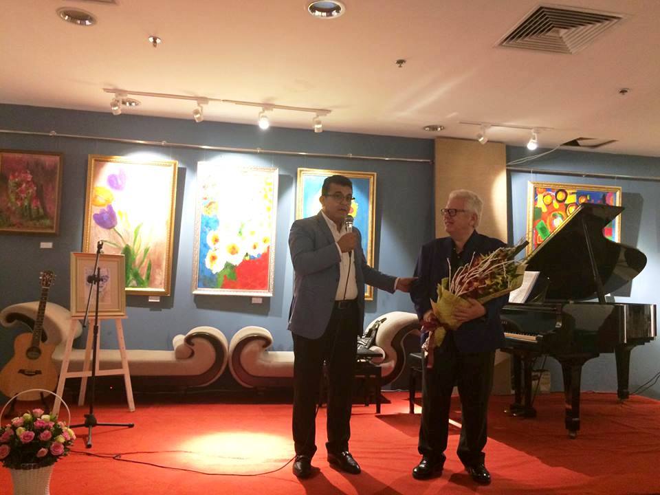 Greek Ambassador exhibits paintings of Vietnam