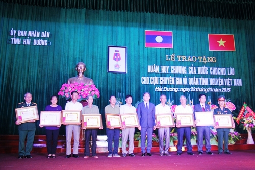 Lao orders, medals presented to Vietnamese volunteer soldiers