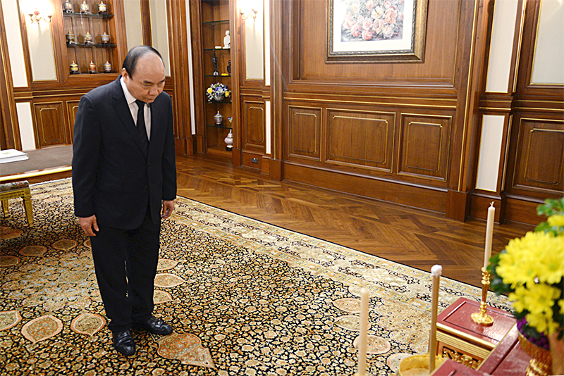 PM pays respect to late Thai King in Bangkok