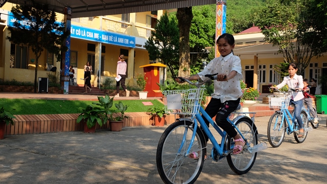 Over 90 bikes donated to poor students in Hoa Binh