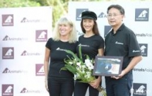 hollywood star maggie q visits vietnam bear rescue centre in tam dao