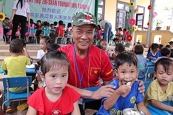 Taiwanese man spreads love to poor children in Vietnam