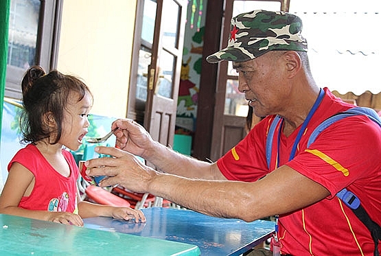 Taiwanese man spreads love to poor children in Vietnam