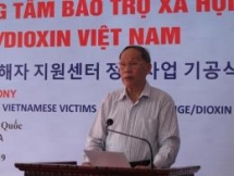 my lai peace foundation presents gifts to aodioxin victims and poor students in three provinces