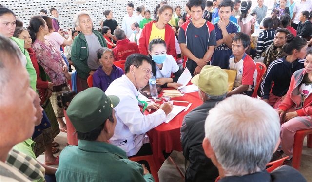 Vietnamese doctors provide free health checks to Lao patients