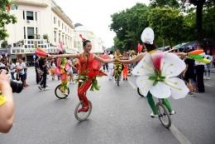 over 200 circus artists to perform at hoan kiem pedestrian street zone this saturday