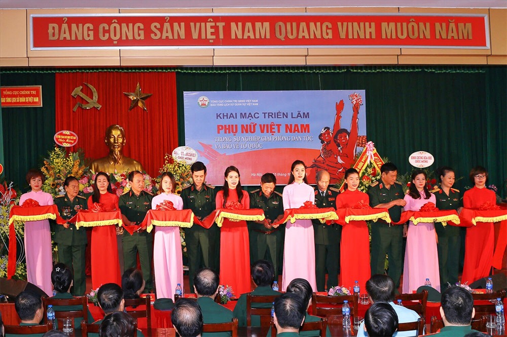 Exhibition honours Vietnamese women in national defence and development
