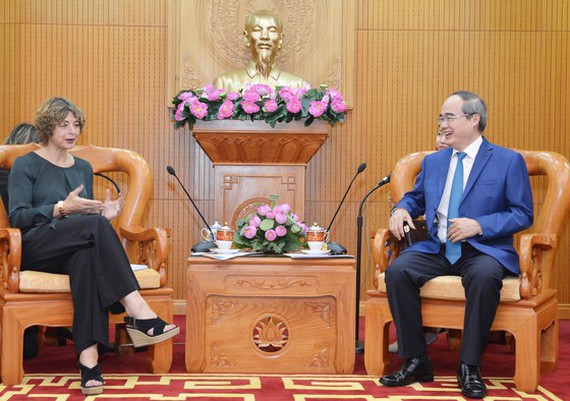 Secretary of Ho Chi Minh City's Party Committee Nguyen Thien Nhan (R) and Dutch Ambassador to Vietnam Elsbeth Akkerman in the yesterday meeting (Photo: SGGP)
