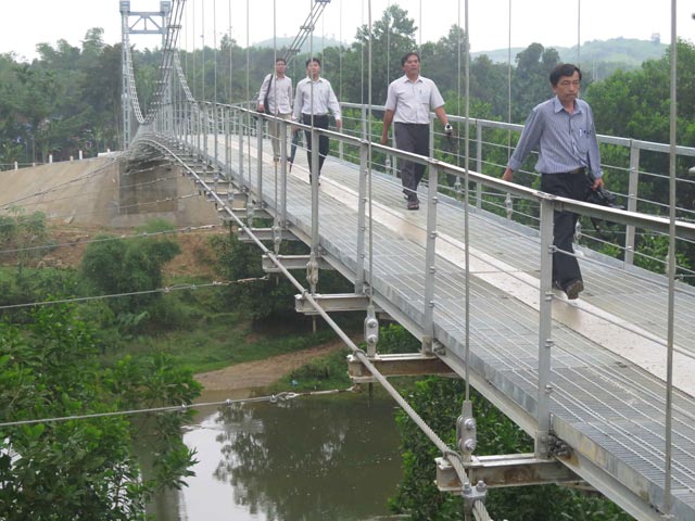quang nam province puts into use 12 suspension bridges in mountainous areas