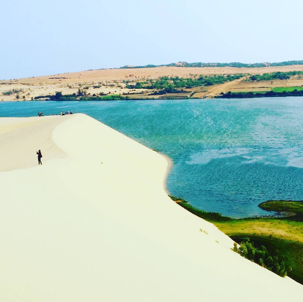 Road to Vietnam’s largest sand dune