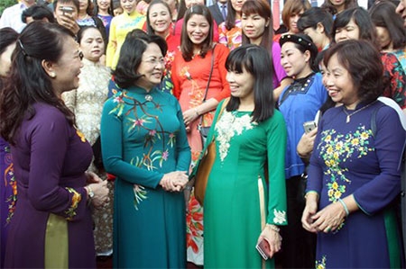 Various activities marked Vietnamese Teachers’ Day nationwide