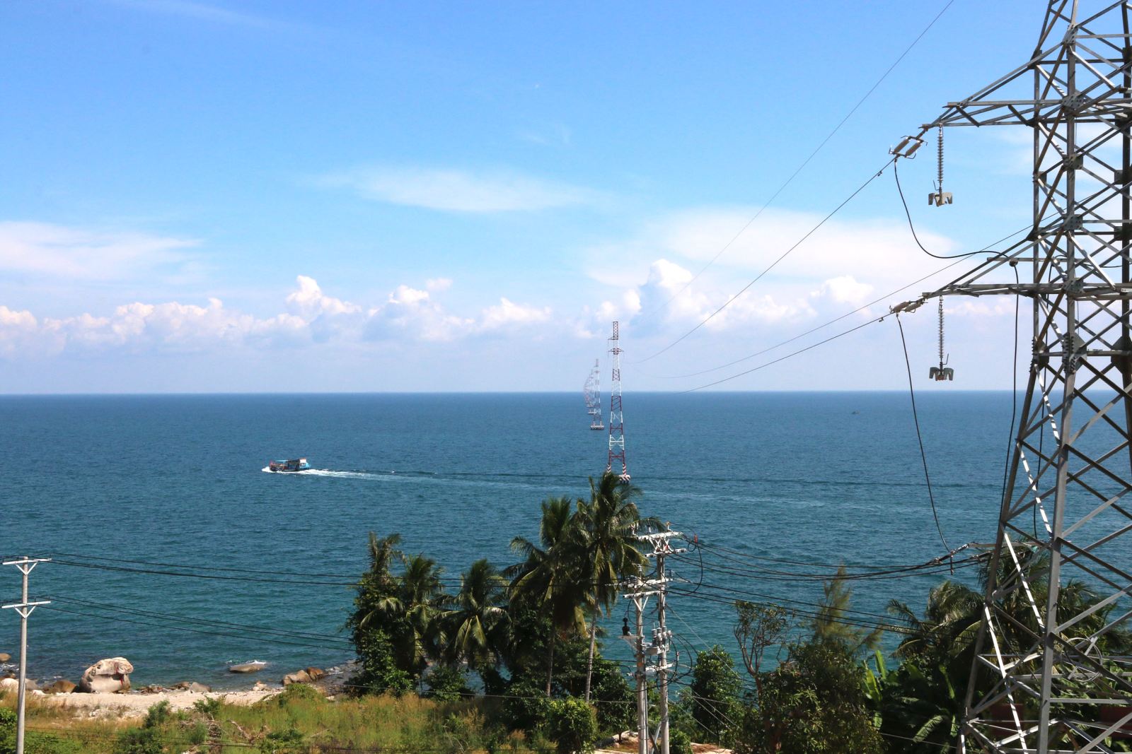 Cross-ocean power line lights up island commune