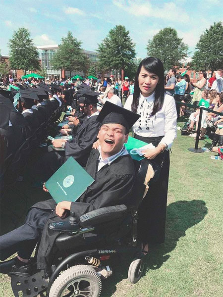 Cerebral palsied Vietnamese IT student honored ‘’Unsung Hero’’ at US college