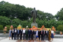 hanoi officials pay tribute to lenin on his birthday