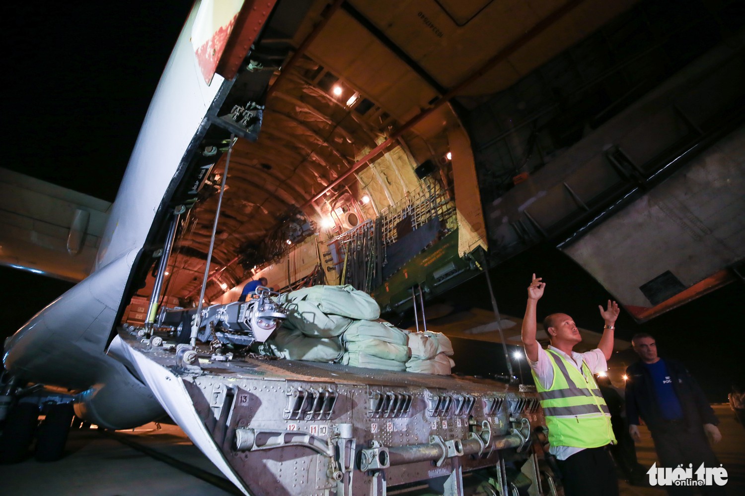 Russian aircraft lands in Vietnam with 40 tons of storm Damrey relief