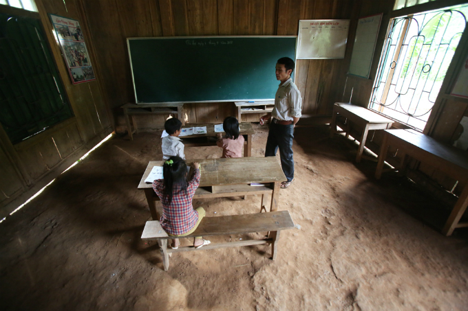 as-vietnam-celebrates-teachers-day-meet-the-man-who-wont-be-moved-from-his-dirt-floor-school-1