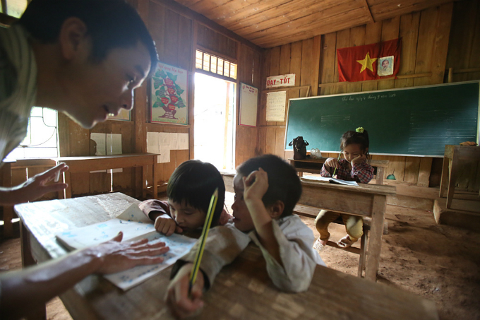 as-vietnam-celebrates-teachers-day-meet-the-man-who-wont-be-moved-from-his-dirt-floor-school-2