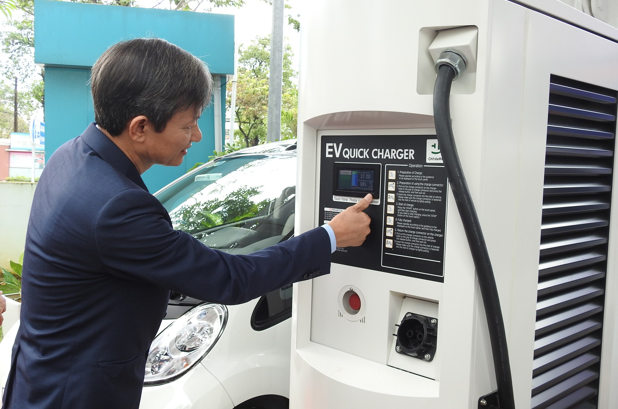 ​Central Power Corporation operates electric cars, charging station in Da Nang