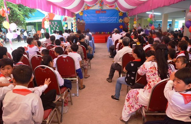 vietnamese cambodian children in phnom penh start new school year