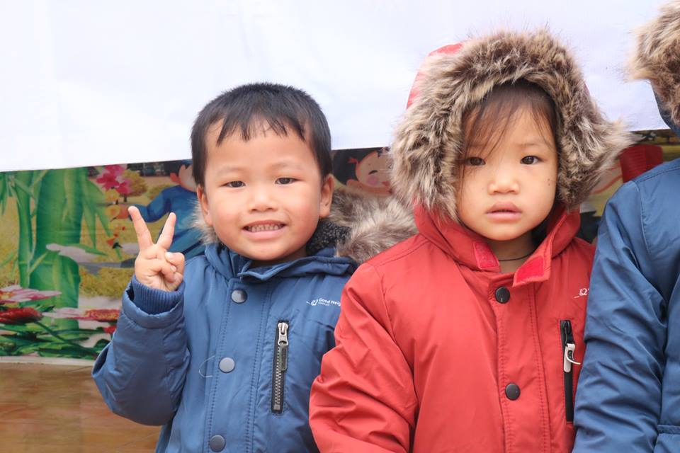 roks ngo gives winter coats for needy children in ha giang