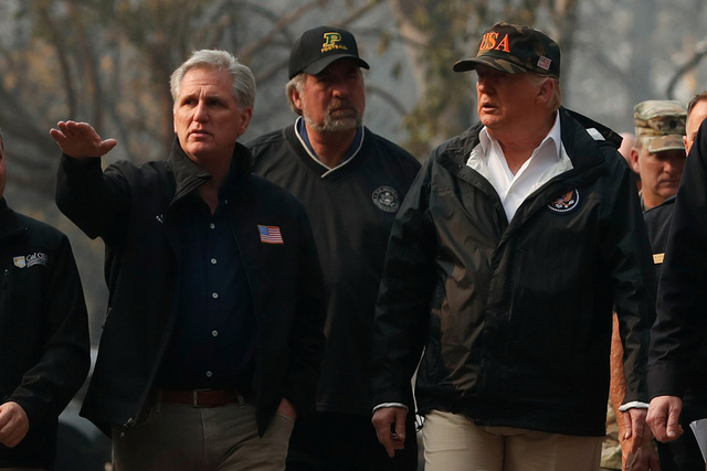 president trump visits fire wracked california as more than 1000 missing