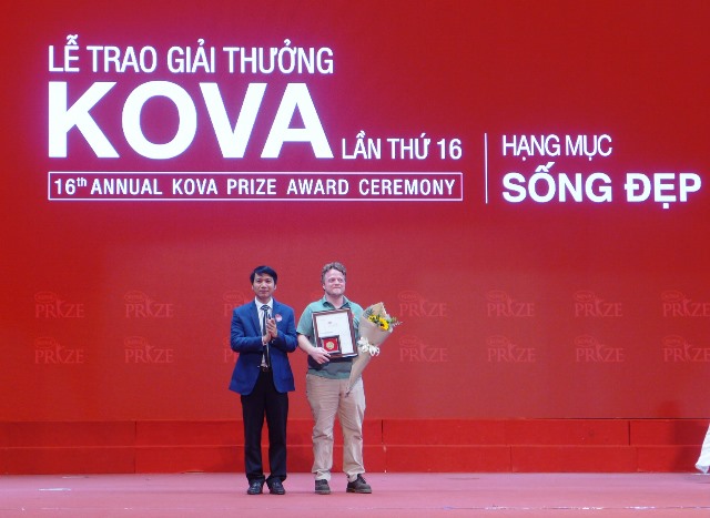 western guy who collect trashes wins kova prize 2018